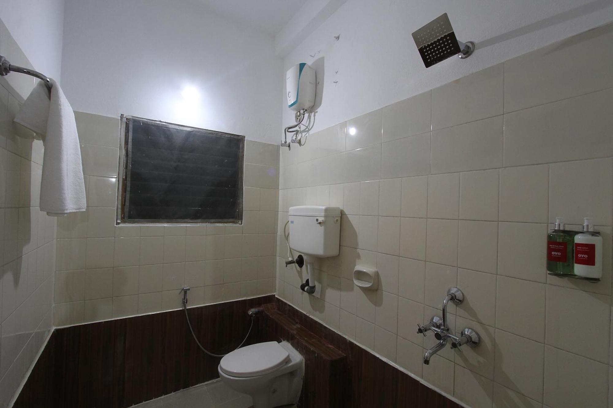 Oyo Flagship 40509 Hotel Mps Residential Tower Tirupur Esterno foto